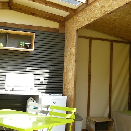 Camping Le Rey Louvie Juzon Exterior photo